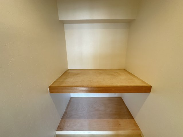 収納力のあるウォークインクローゼット。衣替えや普段使用しない物も収納するのに便利です。
