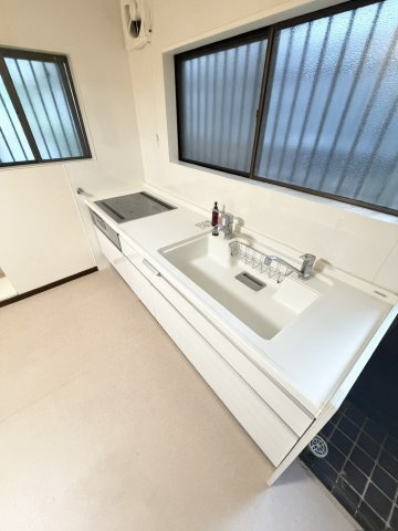 キッチンリフォーム済み！使いやすさと生活感を意識した、明るく快適なキッチンスペース。　毎日の料理がしやすく、家族との会話を楽しめる空間に仕上げました。