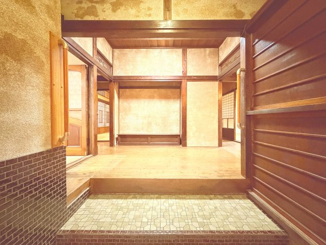 広々とした玄関が魅力の、どこか懐かしいレトロな空間。　昔ながらの趣を感じられ、ゆったりとした開放感のある玄関です。