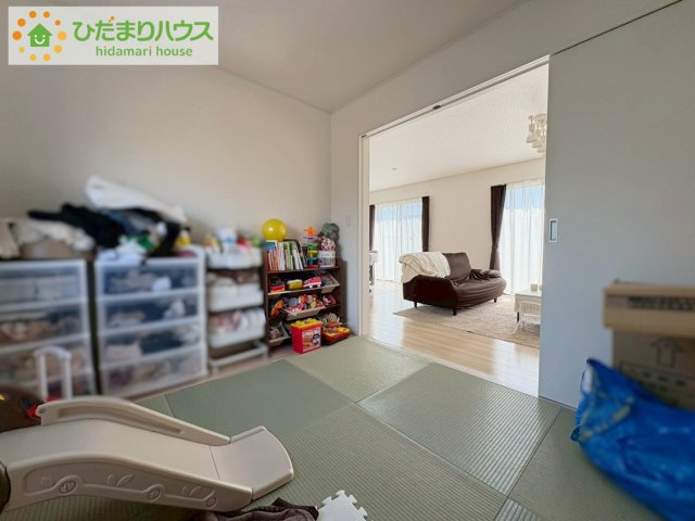 リビングと隣り合わせにある和室は合わせて22帖！扉を閉めれば、来客用の部屋として使えます♪