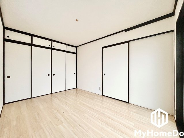 バルコニーにつながるお部屋で、通風・陽当たり良好。