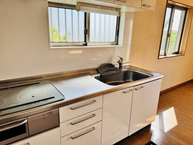 ～3口コンロと広い調理台でお料理が捗ります～