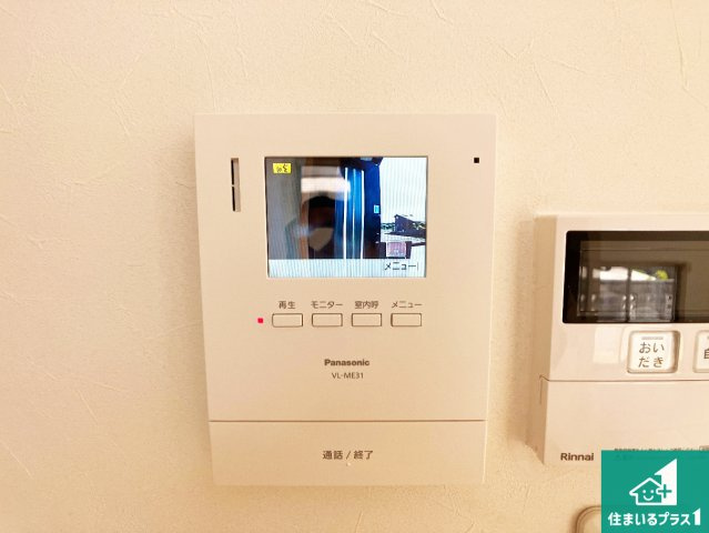 カラーモニターインターホン！声だけでなく来訪者の姿や顔がモニターで確認できるので、小さなお子様がいらっしゃるご家庭でも安心できます！