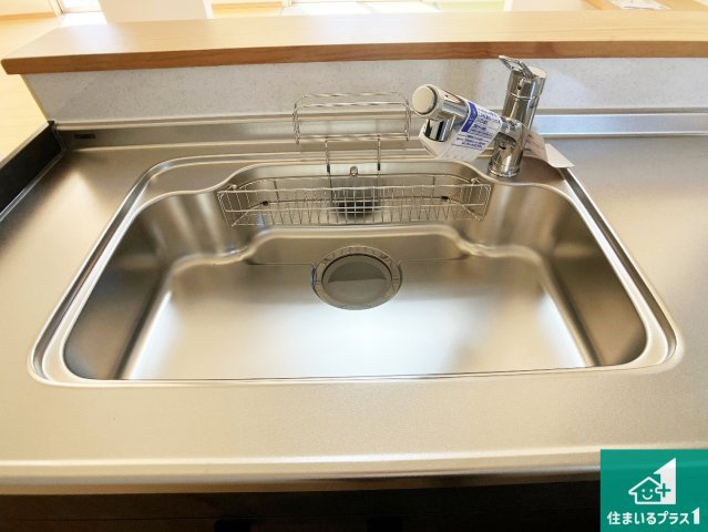 蛇口の先端に浄水器を内蔵しています！原水と浄水、お湯と冷水、シャワーの切替えがワンタッチなので用途によって使い分けられます。