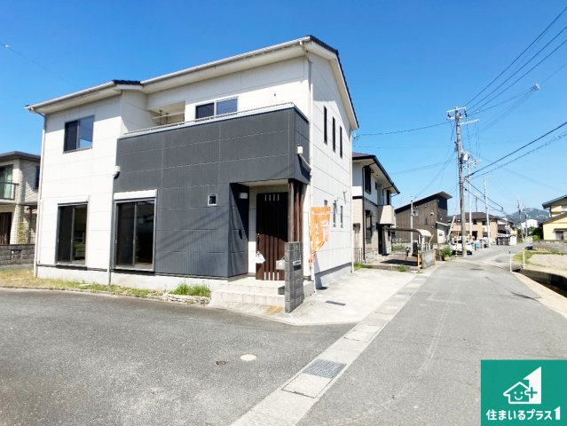 周辺は閑静な住宅街！前面道路広々で車の出し入れも便利です。駐車が苦手な方でも安心して車庫入れできます！