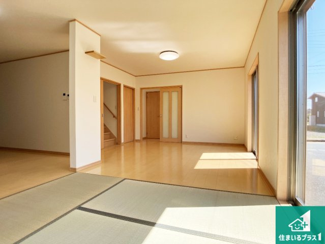 日当たり良好の明るいリビングで朝の目覚めもスッキリできそう！対面キッチンでご家族のコミュニケーションも自然と増える設計！小さなお子様が遊ぶスペースを作っても広々とくつろげるLDK！