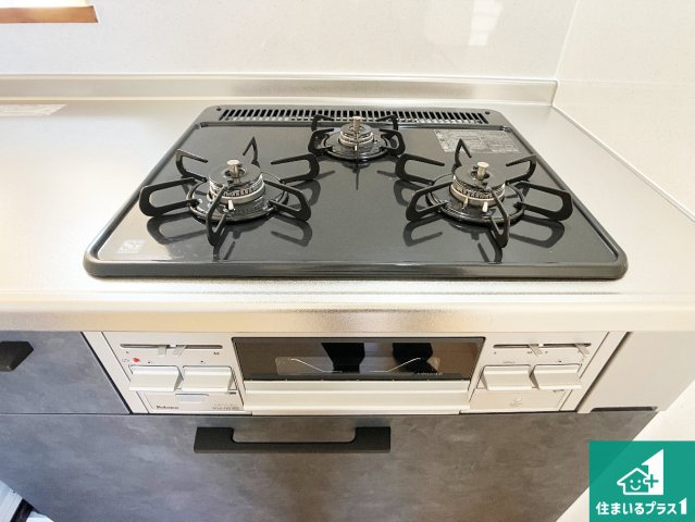ダブル高火力Ｓｉセンサー付きコンロ！3口あるので、まとめて料理をする時も大活躍！
