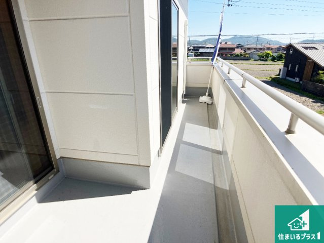 ワイドバルコニーは洗濯物を干すスペースが広いのでご家族が多くても安心！