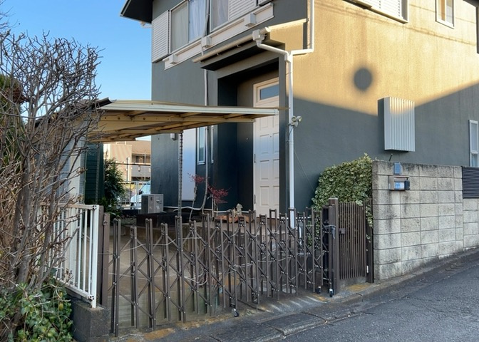 玄関は家の顔でもあり、家族以外の目にも止まる場所です。玄関は外との間を仕切る扉、靴などをしまっておく収納スペース、靴脱ぎのたたきスペース、来客とのやり取りをするドアホンなど複数のアイテムからなります。