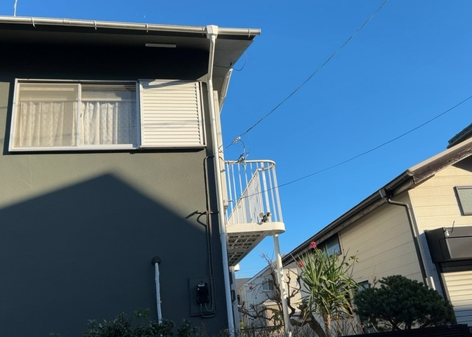 バルコニーは、室外の専用スペースのうち、「屋根がなく開放された空間」であるものを指します。ベランダより広いタイプのものが多く、日当たりもよいため家庭菜園などを楽しみたい人にとって適した環境となります。