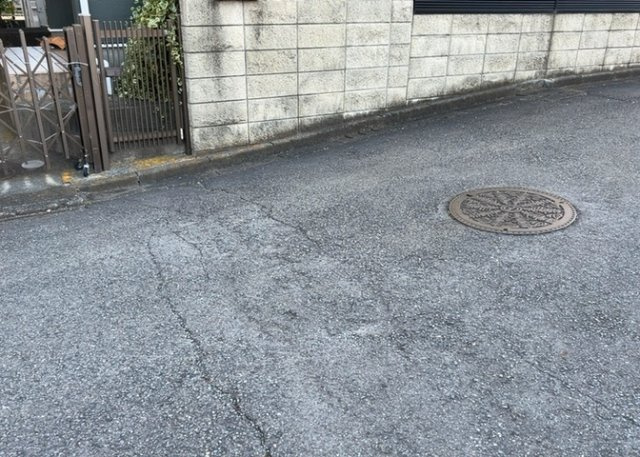 建物の基礎工事の方法は、主流となっているベタ基礎（防湿基礎）と布基礎の2種類に分類され、床下の通気性や耐久性などに違いがあります。建物の基礎部分の構造や付帯設備など詳細については現地でご確認ください。