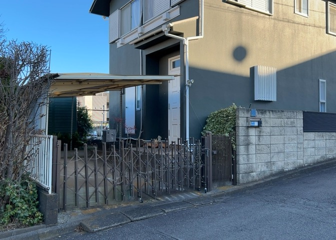 玄関ポーチにおいて最も重視すべきと言っても良いのが広さです。適切な広さの玄関ポーチでないと外見的なバランスは崩れてしまいますし、何より使いにくくなってしまいますので、現地で実際に下見をしてみましょう！