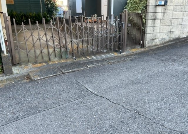 敷地内に散水栓や立水栓があると便利です。水道水を直接利用できるため、水を運ぶ手間を省くことが出来ます。大量の水を必要とする洗車作業や清掃などに役立ちます。その他設備とあわせて、現地でご確認ください。