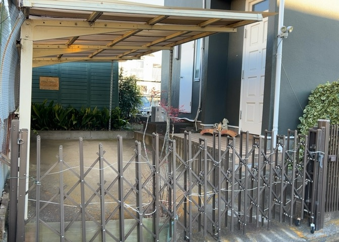 床下換気口は、床下に湿気がこもることを防ぎ、効果的に換気を行うために設置されています。床下換気口が設置されていない建物は、基礎パッキング工法などにより換気を行なっています。詳細は現地でご確認ください。