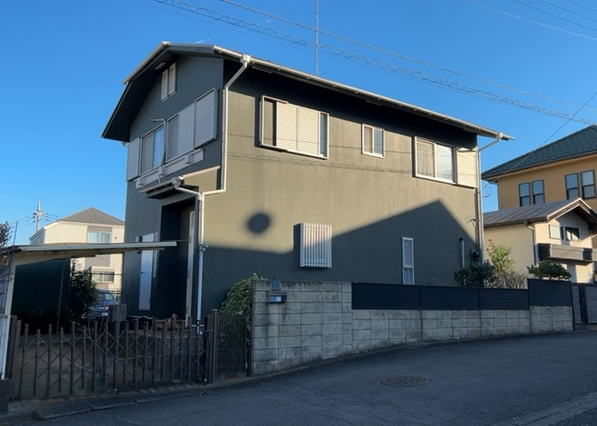 現地に行くなら、物件の周囲の地形がどうなっているかを見ることも大切です。周辺より低くなっている土地では、大雨などで水が集まりやすいため、地盤が弱くなっているということも考えられるため、注意が必要です。