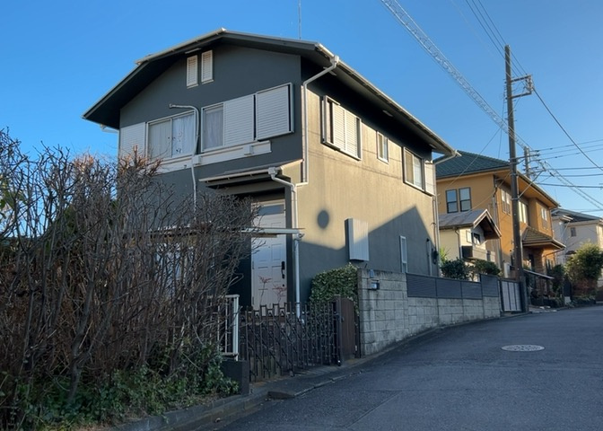 南側道路の場合は長い時間光を入れ込むことができるため、庭やリビングを道路側に持ってくることが多く土地価格も高い傾向にあります。一方北側道路だとリビングや庭が南側になりプライバシーを守ることができます。