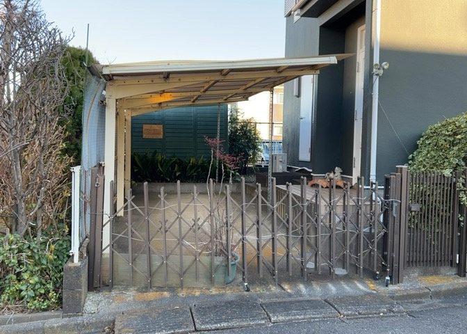 車一台あたりに必要なスペースは、標準サイズの普通自動車で横幅2m50cm、長さ5mは必要になります。ただし、乗降のことも考慮して横幅3m30cm、長さ5m50cmほどは確保できるところを選びましょう。