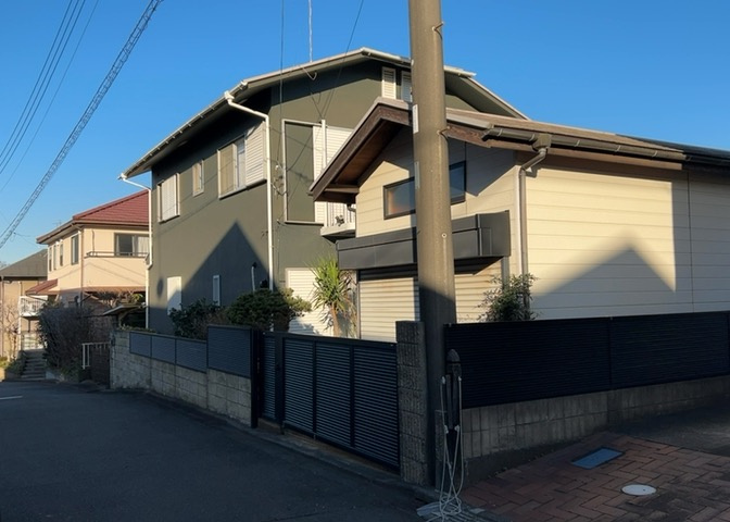住宅用の土地では前面道路に2m以上接していなければならないと法律で定められています。しかし、お持ちの車のサイズやライフスタイルなどにより、2mでは利便が悪い場合もございますので、事前に確認しましょう。