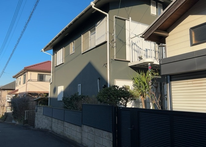 道幅が広い場所は日当たりや風通が良好です。幅が広いのですれ違いも可能ですし大きな車でも駐車可能！一方で、大型車が通ることも多くなるため交通量の増加により騒音に繋がります。また土地の値段が高くなります。