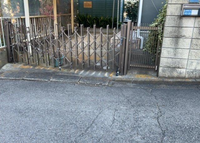 駐車場と明記されていても、最小スペースでつくられた駐車場だと大型車は駐車できなかったり、出入りしにくくなったりする可能性があります。お車のサイズと購入したい物件の駐車場のサイズを現地で確認しましょう。