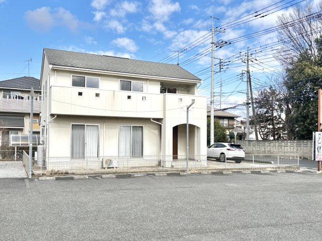 ■外観｜現地は、日常に便利なスーパーやコンビニなどの商業施設が身近に揃う便利な立地です。引越し直後は何かとお世話になりそうな商業施設も、車でちょっと行ったところにある嬉しい周辺環境です。