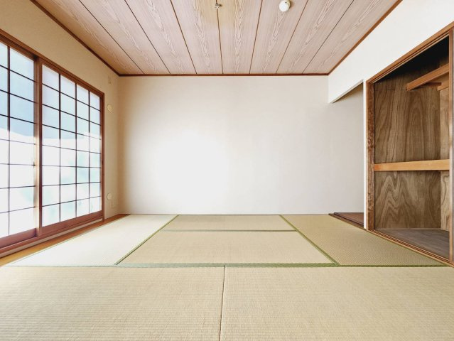 ■和室約6帖■LDKと一体利用可能。合計約25.9帖の開放空間■押入