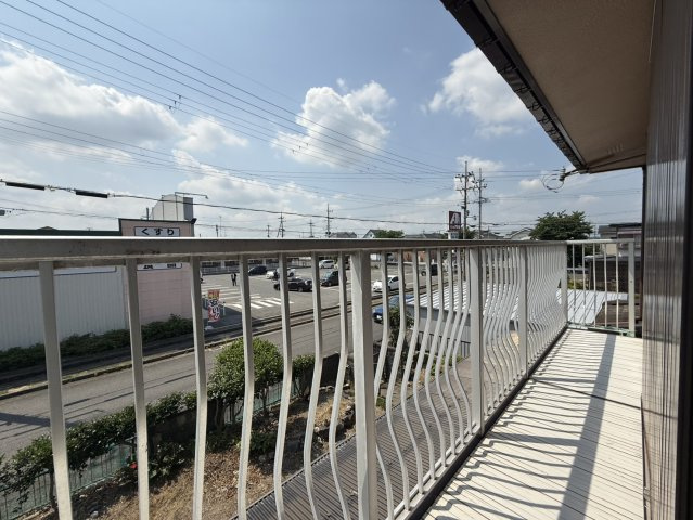 バルコニーは南東向きで日当たり良好。朝から明るい陽射しが差し込みます。