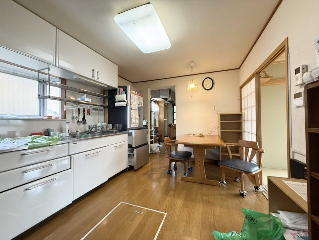 LDKは約10帖。隣接する和室や洋室とつなげて使うことで、より広々とした空間として活用できます。