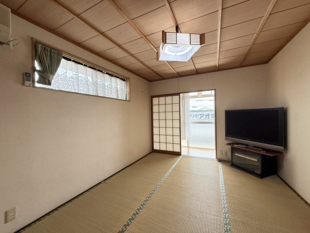 2階和室には縁側とバルコニーを備えており、明るく開放的な空間です。押し入れもあり、寝具や季節物の収納にも便利です。