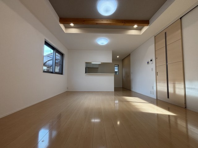 集まる、くつろぐ、動きやすいリビング空間。　生活の中心として家の中で一番長く過ごす場所。