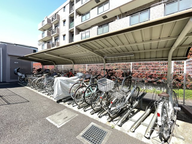 屋根付きの駐輪場で、サビや汚れの心配も不要。　