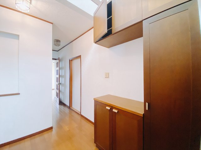 ■玄関｜「玄関から、我が家を心地よく。自然の風や光を感じられる気持ちのいい玄関へ。」永く居心地のいい暮らしを演出する快適性能と安心を両立させたドアを採用しました！