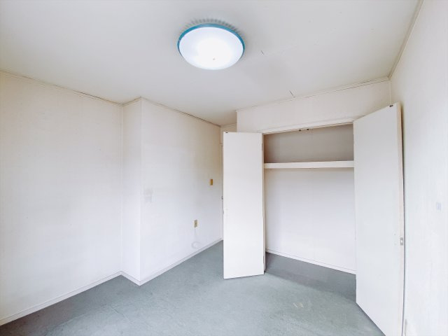 ■2階洋室｜お子様の一人部屋にピッタリな洋室。木のぬくもりを感じるフローリングは、天然木の味わいが時とともに深みを増していきます。また、傷にも強く、フリーワックスでお手入れもラクラクです♪