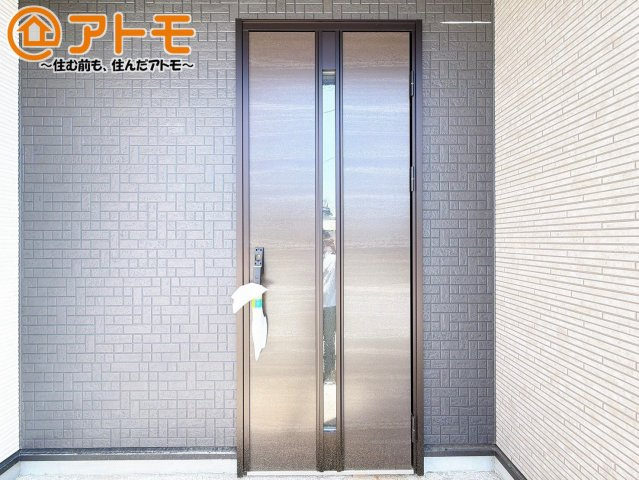 落ち着いた色合いの玄関はダブルロックで防犯性に優れた仕様になっています♪