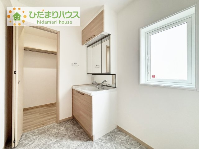 脱衣所は1.25坪サイズで作られており、洗濯機や可動棚を設置してもゆとりある空間となっています♪