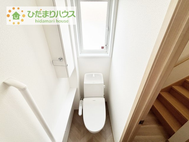 備え付け収納が2箇所あり、トイレ用品や掃除用具をたっぷりとしまうことができます♪