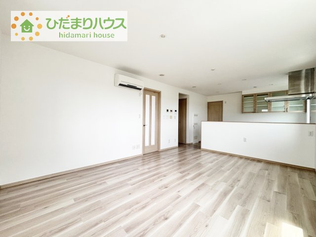 キッチンからリビングを見渡せる間取り設計のため、小さなお子様がいても安心です♪