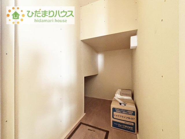 階段下はお掃除用具や日用品を収納できるスペースとなっております。