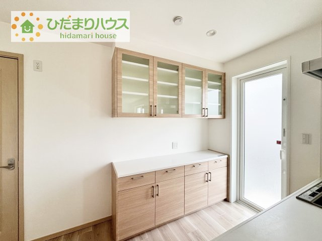 備え付けのカップボードで食器や調理器具の収納も安心です(^^)v