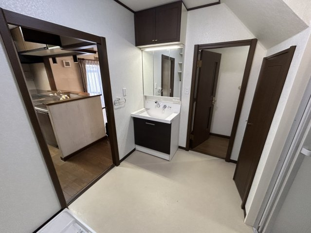 キッチンから洗面所へ直接アクセスできる便利な動線で家事が効率よく行える配置です。調理・洗濯・身支度など複数の家事を同時進行しやすく、日常の時間短縮に役立ちます。移動距離が短いため生活動線もスムーズ。