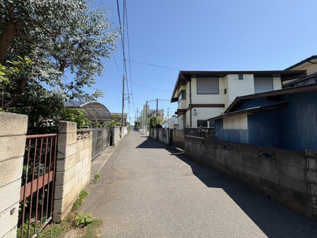 ゆとりある全居室6帖以上の間取り。庭付き5ＬＤＫ・駐車1台可(車種による)。