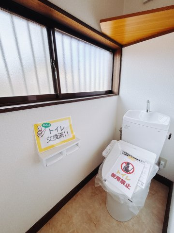 ■トイレ｜窓から日差しが差し込み落ち着いた空間になります。　