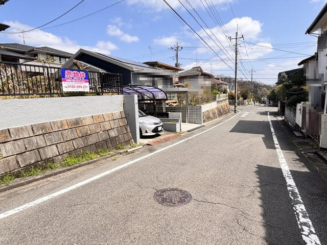 前面道路は広く、車通りも少なく静かな環境です