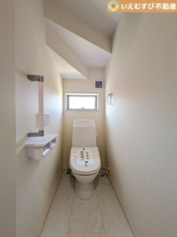 シンプルで清潔感のあるトイレ　窓付きで明るく、お掃除しやすいシンプルな空間♪