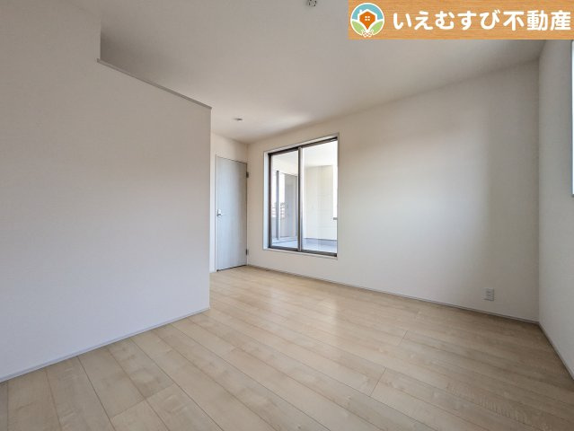 ぬくもりのある色合いでシンプルな洋室　日当り良好で明るい洋室！大容量のウォークインクローゼット付き♪