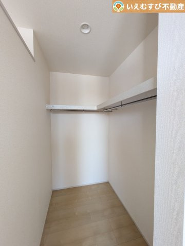 たっぷりの収納力を備えたウォークインクローゼット　たくさん収納できるので季節物やかさばるバッグなども片付きます♪