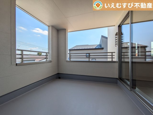 ゆとりの広さのインナーバルコニー　急な雨でもインナーバルコニーなら安心！天気を気にせず干して外出できます♪