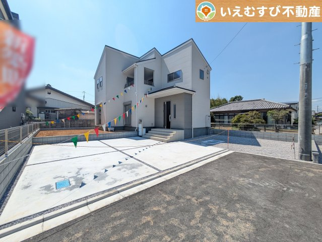 3台駐車可能なゆとりのカースペース　複数台車をお持ちでも、お友達が遊びに来てもゆとりの駐車スペース！