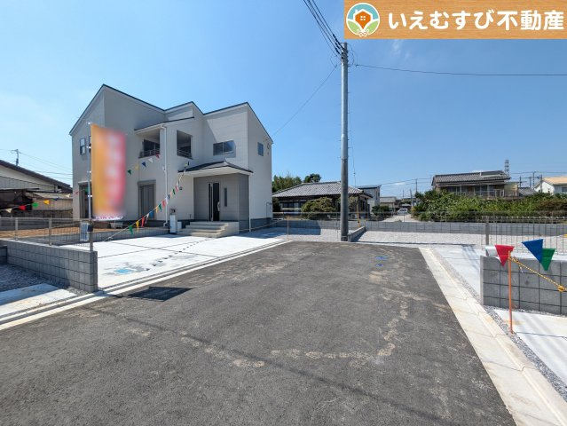 整備されたばかりの綺麗な6ｍ道路　ゆとりの6ｍ道路に面しているのでお車の駐車も楽々、すれ違える広さが嬉しい！