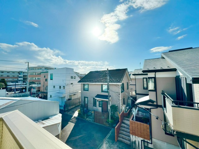 2階からの視界は開放感があり、圧迫感の少ない景色が魅力です。